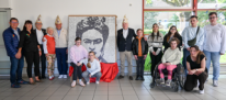 Foto: Personen packen das gespendete Material aus.