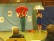 Foto: Zwei Schauspieler unter einem roten und einem weißen Regenschirm.