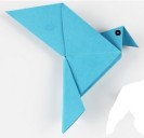 Foto: Blaue Papiertaube in Origami-Technik