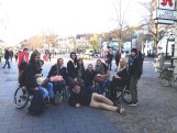 Foto: Hilfskräfte und Praktikanten beim Rollstuhltraining in einer Fußgängerzone