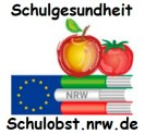 Das Bild zeigt das Logo des Schulobstprogrammes NRW mit einem Apfel und einer Tomate auf einigen Büchern.