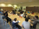 Das Foto zeigt Schülerinnen und Schüler bei einer SV-Sitzung im Konferenzraum in Sankt Augustin.