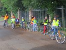 Foto; Schülergruppe mit Fahrrädern sowie zwei Erwachsene, eine mit Rollfiets.