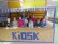 Das Foto zeigt Schülerinnen und Schüler hinter der Theke des Schulkiosks in der Pausenhalle in Sankt Augustin.