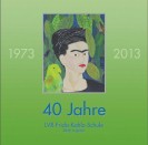 Das Bild zeigt das Titelbild der Festschrift mit einem Schülerporträt von Frida Kahlo auf grünem Untergrund.
