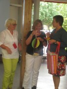 Das Foto zeigt Frau Nebel mit einem Papierluftballon zwischen 2 Kolleginnen.
