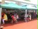 Das Foto zeigt viele Gäste, die an Biertischgarnituren sitzen unter grünen Pavillonzelten.