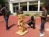 Das Foto zeigt 4 UPS-Mitarbeiter beim Spiel an einem Turm mit großen Holzklötzen. 