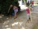 Das Foto zeigt 2 Kinder mit einer Strumpfhose über den Kopf gezogen, in deren Fußteil sich ein Tennisball befindet.