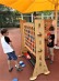 Das Foto zeigt Kinder beim Spielen an großen Holzspielzeugen.