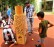Das Foto zeigt Erwachsene und Kinder beim Spielen an großen Holzspielzeugen.