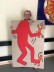 Das Foto zeigt die stellvertretende Bürgermeister mit einem Plakat mit einer roten Kämpferfigur.