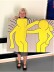 Das Foto zeigt die Schulleiterin mit einem Schild, auf dem sich zwei Figuren auf die Schulter klopfen, die Problemlöser.