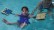 Foto: Schülerin im Wasser mit Schwimmhilfe. 