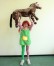 Foto: Schülerin als Pippi Langstrumpf, die ein Stoffpferd über ihren Kopf hebt.  