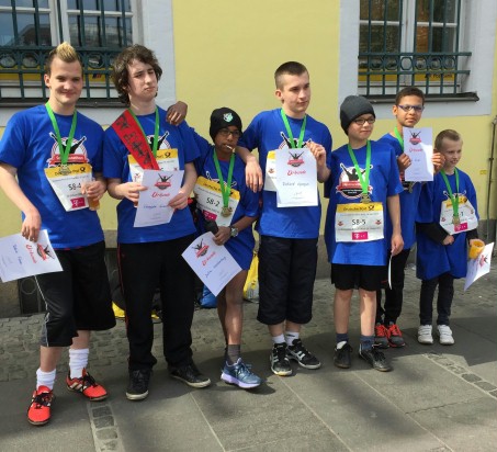 Das Foto zeigt die Läufer der LVR-Frida-Kahlo-Schule mit ihren Urkunden von der Schulstaffel des Bonn-Marathons 2015.