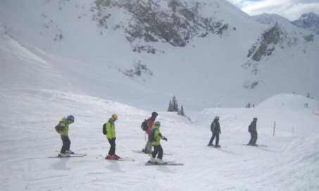 Foto: Skifahrende Schüler mit Lehrer bei einer Abfahrtsübung